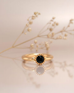 Dirección de Arte con IA para Fresh Trends: fotografía macro de joyería de lujo, diamantes y oro por Camm Productions.